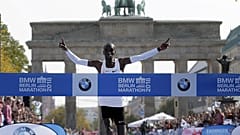 Megdöntötte a maratonfutás világrekordját Eliud Kipchoge