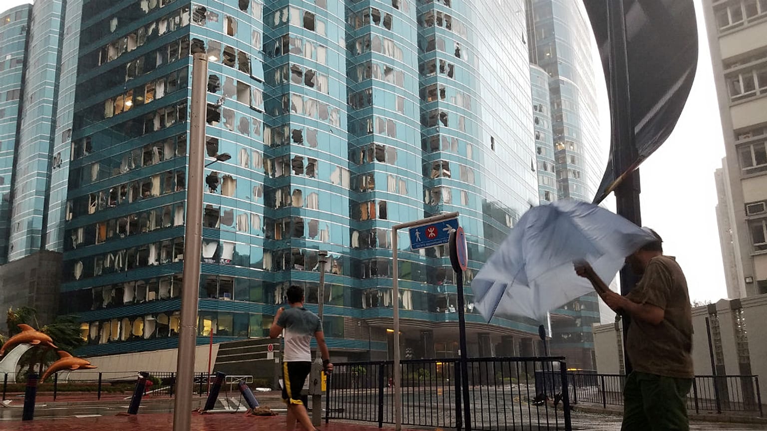 ابر طوفان منگهوت هنگ‌ کنگ را درنوردید؛ دست کم ۱۱۱ نفر زخمی شدند