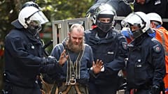 Alman polisinden Hambach Ormanı’ndaki çevrecilere tahliye operasyonu