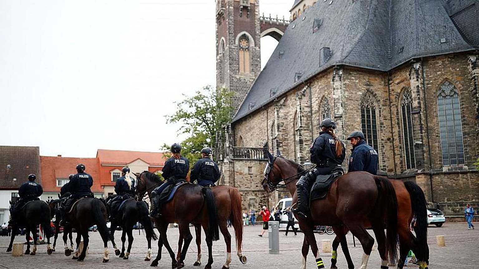 Cientos de neonazis alemanes marchan en la ciudad de Köthen 