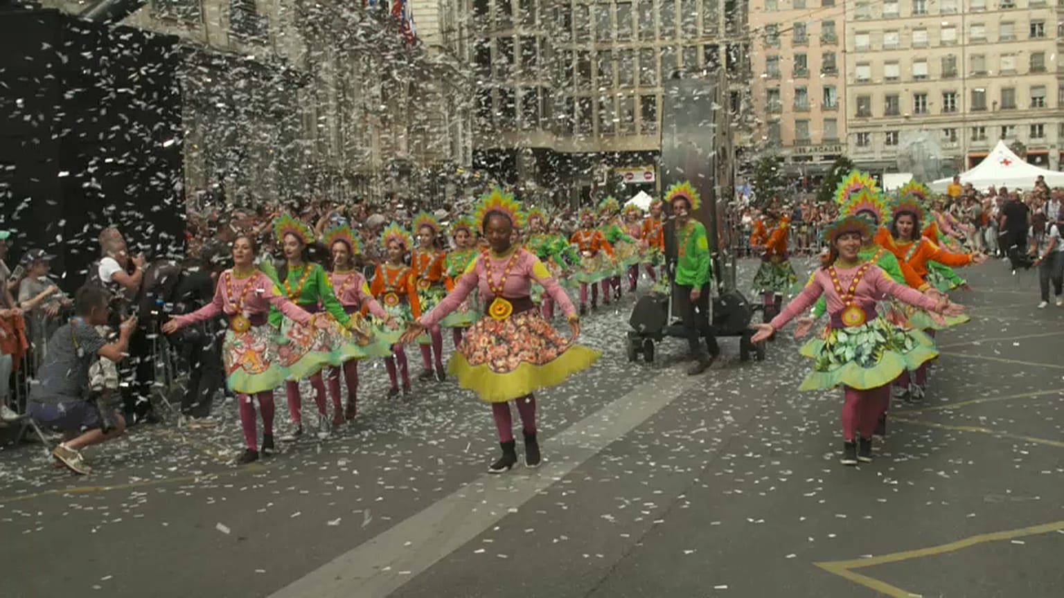 Lyon'daki festivalde dansçılar barış için sokağa çıktı