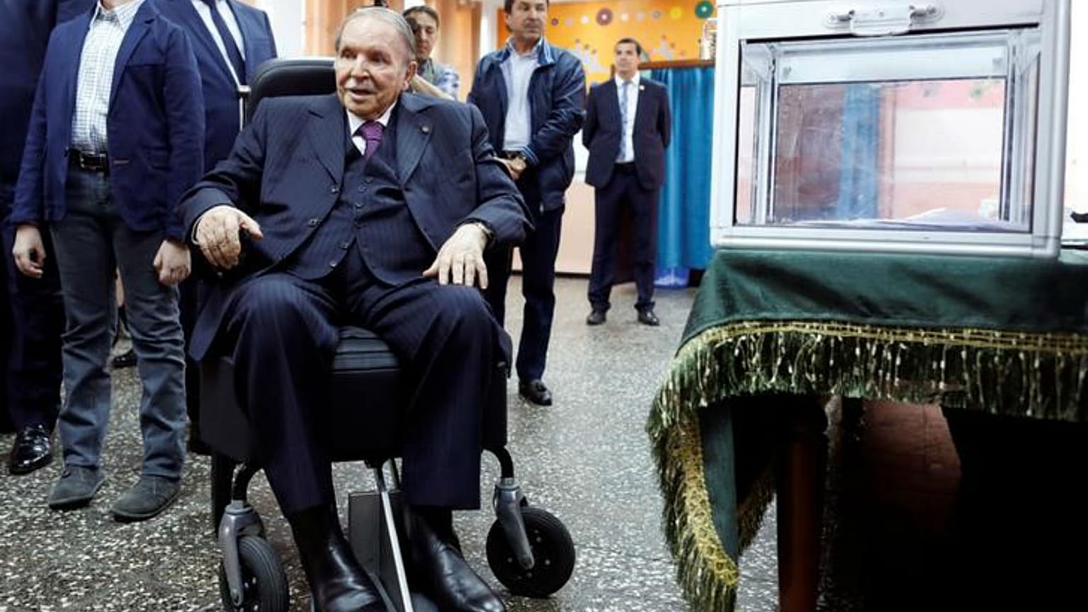 النهار الجزائرية: الرئيس بوتفليقة يقيل قائدي القوات البرية والجوية ويعين أمينا عاما لوزارة الدفاع 