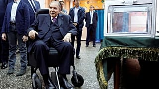 النهار الجزائرية: الرئيس بوتفليقة يقيل قائدي القوات البرية والجوية ويعين أمينا عاما لوزارة الدفاع 