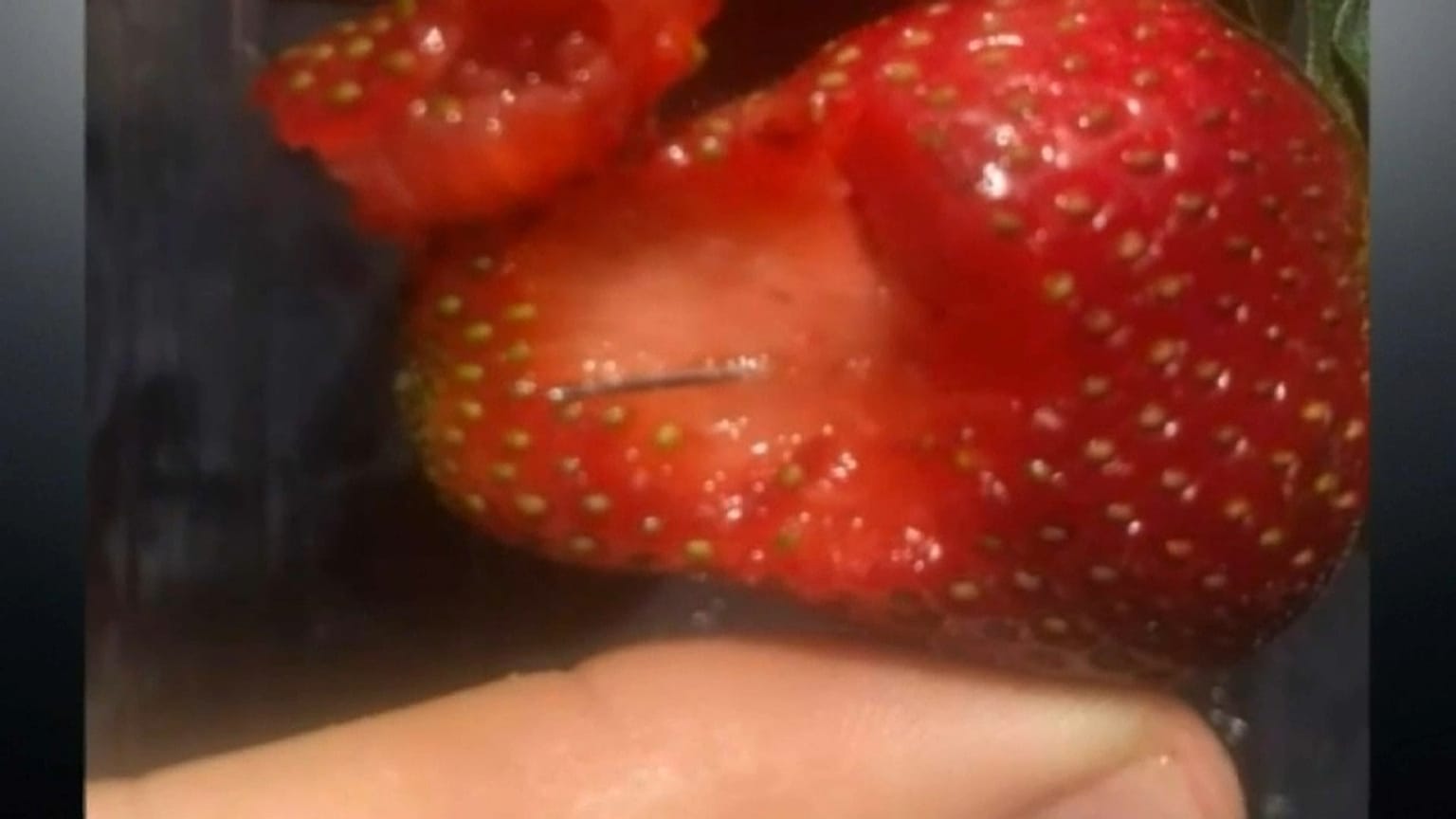 Alerta en Australia ante el creciente hallazgo de fresas con agujas
