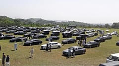 Tasarruf için makam araçlarını satışa sunan Başbakan Khan helikopterle ulaşımı savundu