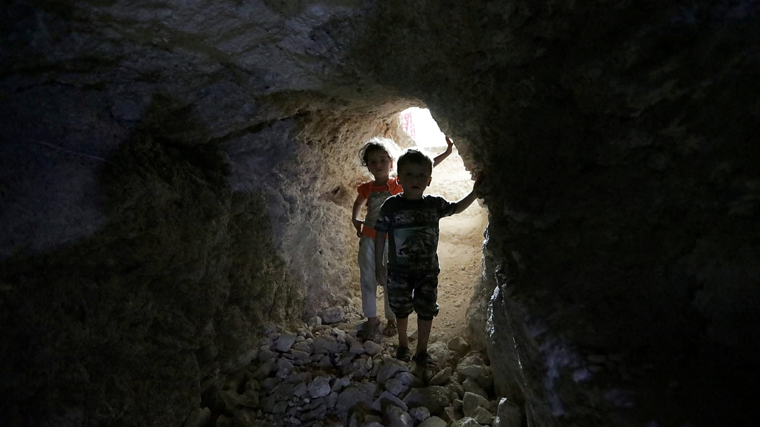 Syrie : les habitants d'Idleb trouvent refuge sous terre