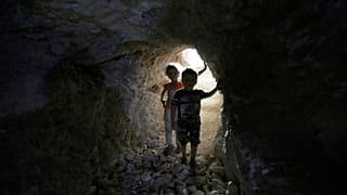 Syrie : les habitants d'Idleb trouvent refuge sous terre