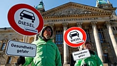نشطاء من منظمة Greenpeace أمام المحكمة الإدارية الفيدرالية الألمانية 
