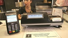 Ανέπαφες οι μισές συναλλαγές με κάρτα σε Ελλάδα και Ευρώπη