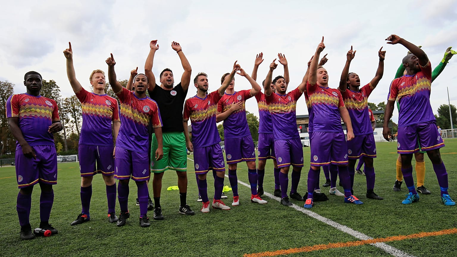 I giocatori del Clapton CFC celebrano la loro vittoria contro Ealing Town