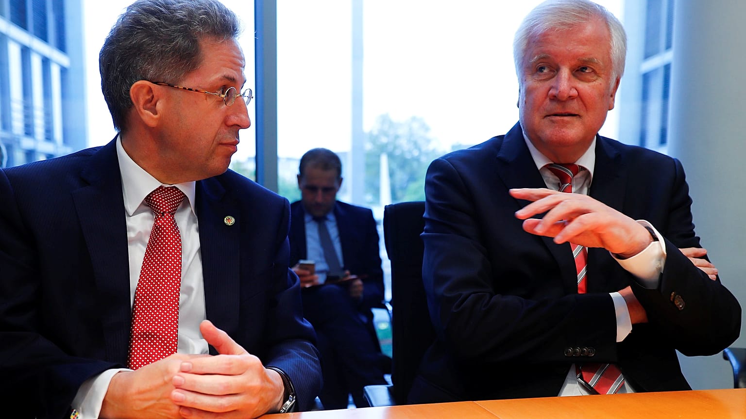 Es hagelt Kritik an Maaßen-Beförderung von B9 auf B11: Bitterböse Kommentare