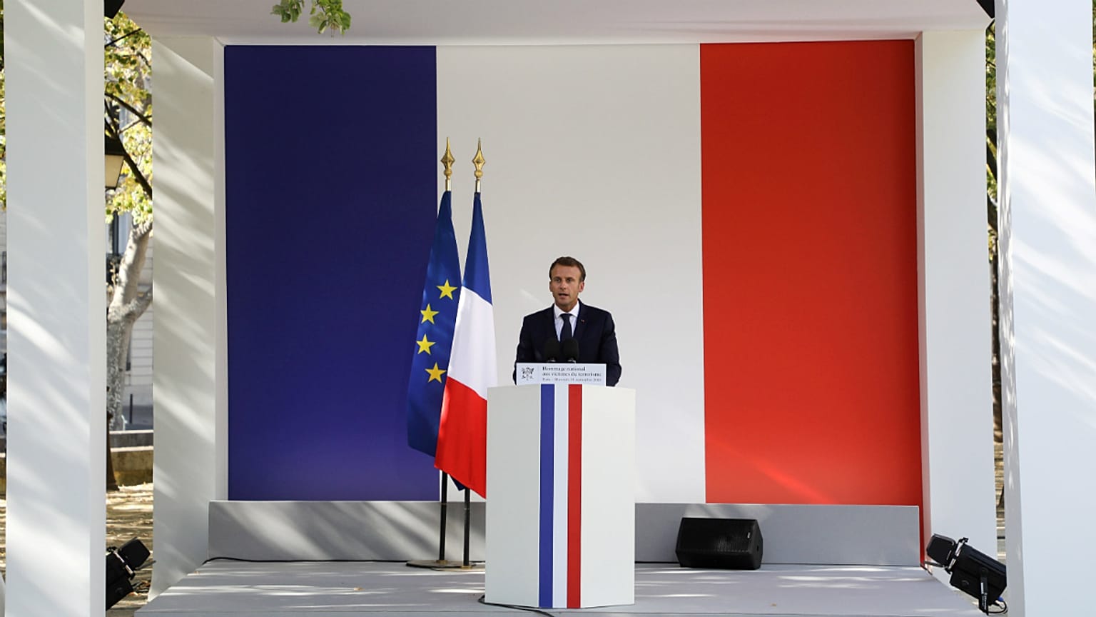 Emmanuel Macron atravessa o primeiro momento conturbado no Eliseu