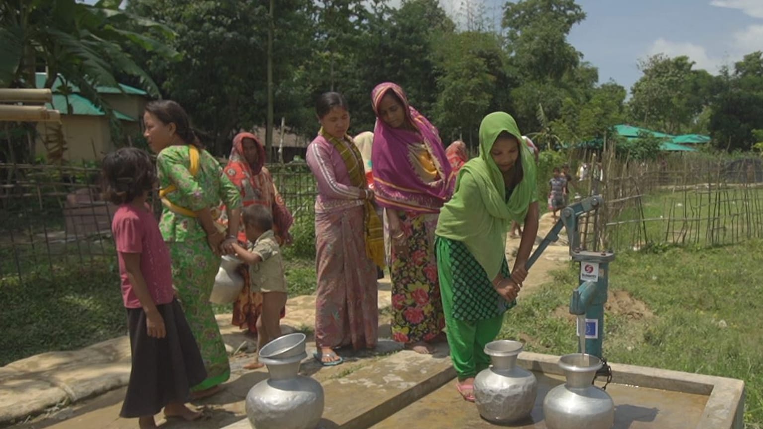 In Bangladesh profughi Rohingya e popolazione locale lavorano insieme per risolvere i problemi