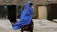 مرگ و میر هنگام زایمان ۵ برابر بیشتر از جنگ در میان زنان افغان قربانی می‌گیرد