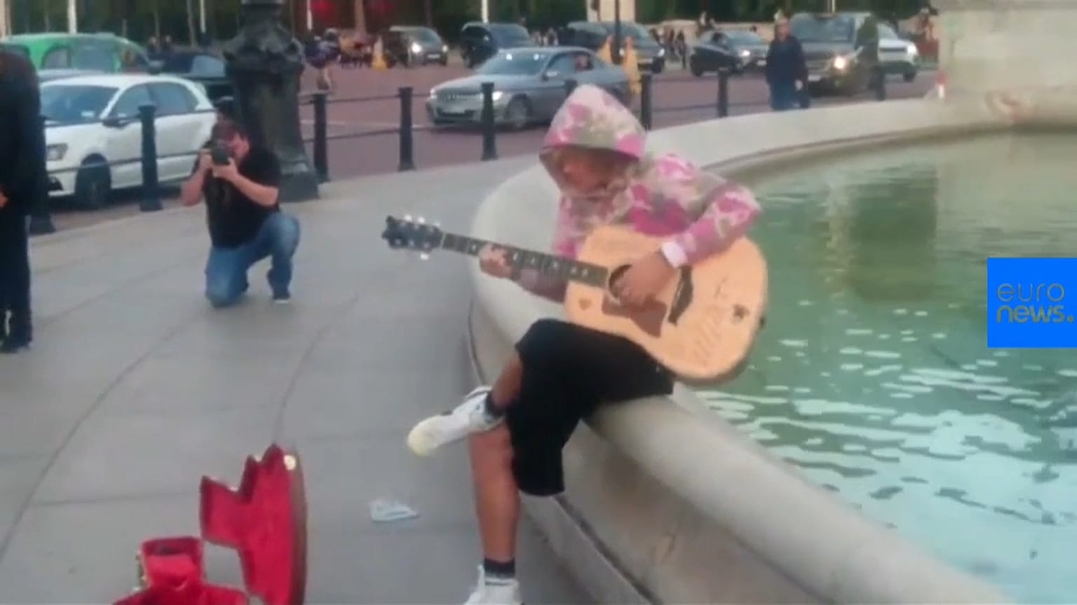 La serenata de Justin Bieber a su prometida a las afueras del Palacio de Buckingham