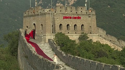La maison Pierre Cardin s'offre un défilé hors-norme sur la Grande Muraille