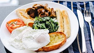 Yemek yemenin sağlık açısından saati olur mu?
