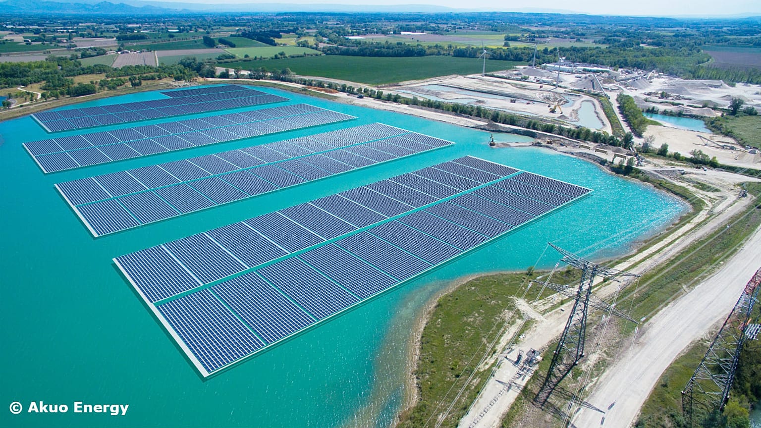 Une centrale solaire sort de l’eau en France