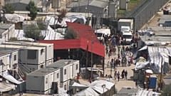Primi trasferimenti di migranti da Lesbo e Samo