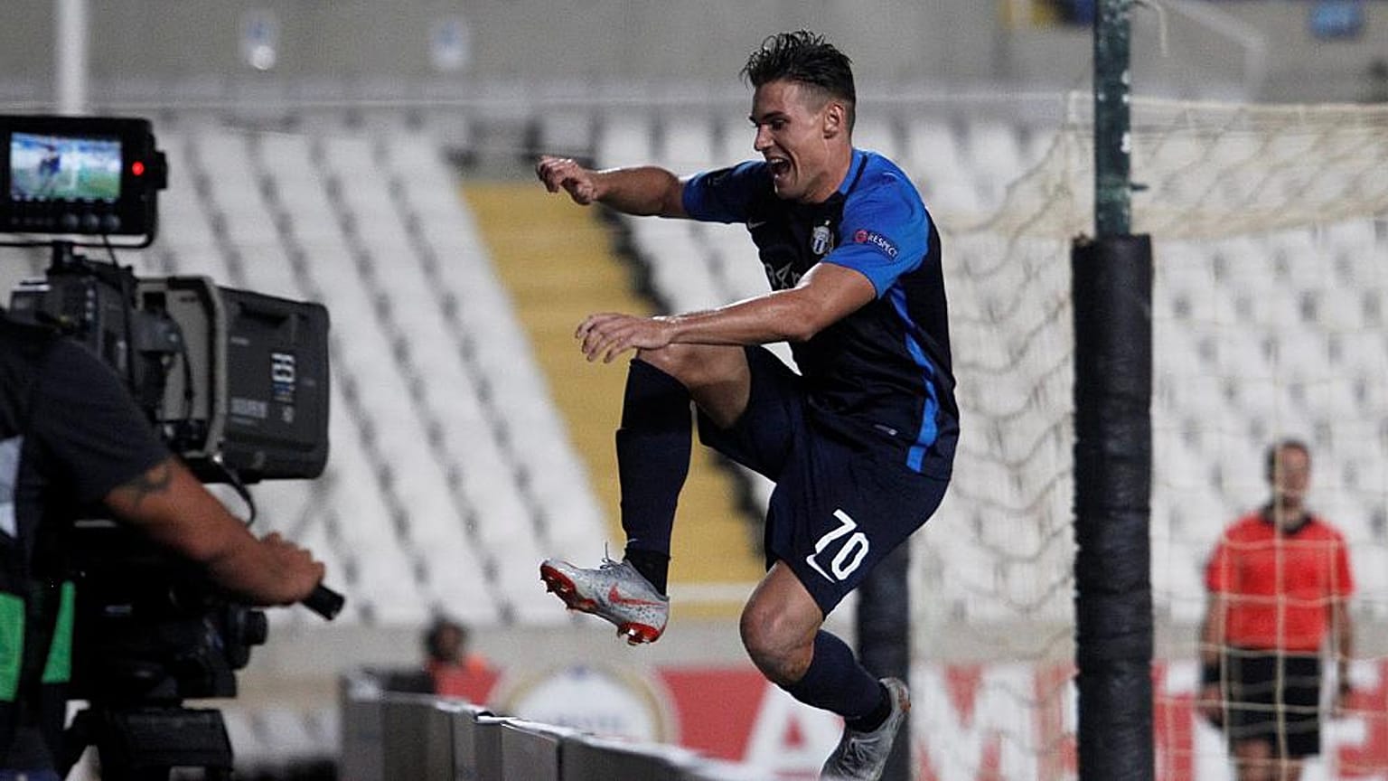 Liga Europa: Celebra un gol y desaparece de la imagen