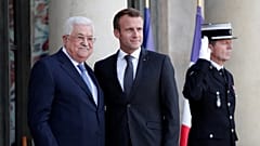 الرئيسان الفرنسي إيمانويل ماكرون والفلسطيني محمود عباس في باريس