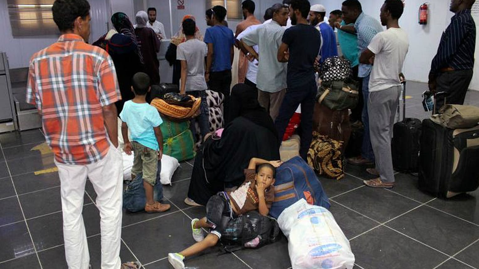 القتال يُجبر مسافرين على الانتظار في مطار مصراته بعد إغلاق مطار طرابلس