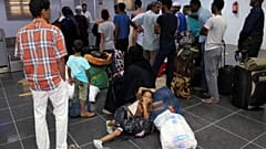 القتال يُجبر مسافرين على الانتظار في مطار مصراته بعد إغلاق مطار طرابلس