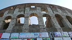 Miles de dibujos infantiles rodean el Coliseo de Roma