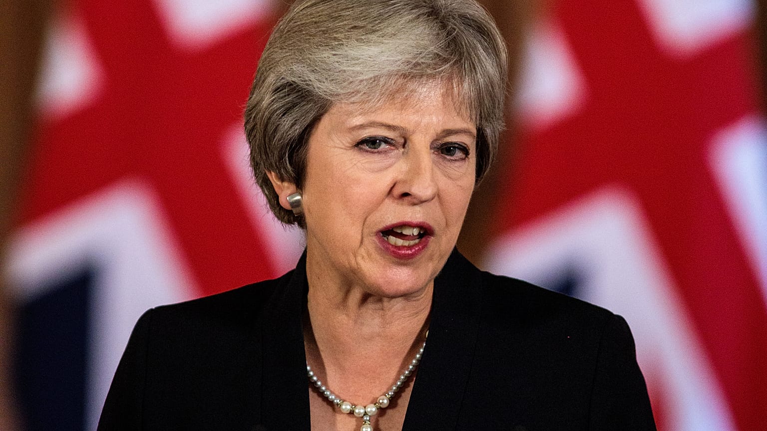 Brexit: la May all'angolo