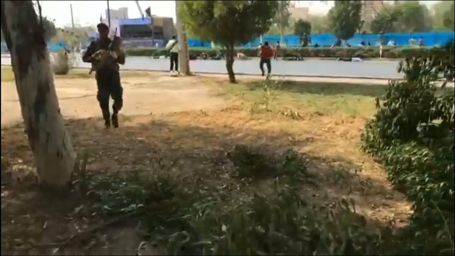 شاهد لحظة الهجوم على العرض العسكري في الأهواز الإيرانية 