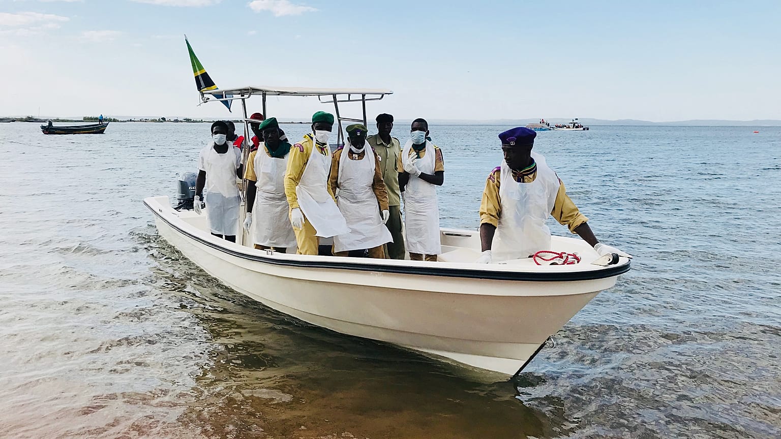 Homem resgatado com vida de barco naufragado no Lago Vitória