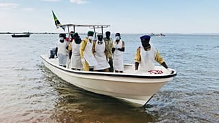 Homem resgatado com vida de barco naufragado no Lago Vitória