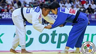 Smythe-Davis und Yoshida Stirn an Stirn zu Beginn des Kampfes