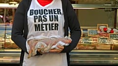 Frankreich: Mit totem Ferkel protestieren Tierschützer gegen Fleischkonsum