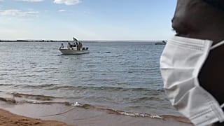 Két nap után mentették ki a hajógépészt a felborult kompból