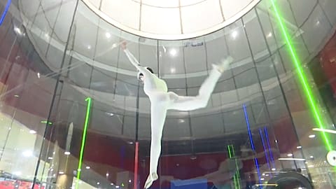 Altı yaşında 'Superman' gibi uçuyor