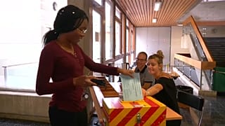 Los suizos votan en contra del burka y a favor de la bicicleta