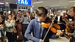 Uçakları rötar yapan müzik grubundan havalimanında konser