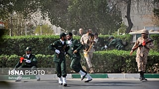 إيران تحذر أمريكا وإسرائيل من رد"مدمر" وتعتقل شبكة من المشتبه بهم لصلتهم بالعرض العسكري