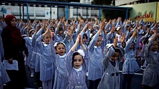 بداية العام الدراسي المصري: وفاة طالب وتكدس آخرين ومشاكل مزمنة بالجملة