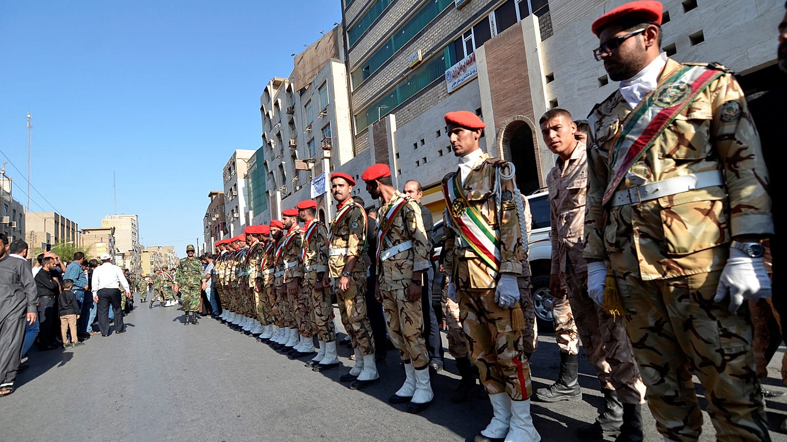 وزارة الاستخبارات الإيرانية: اعتقال 22 شخصاً على صلة بالهجوم على العرض العسكري بالأهواز