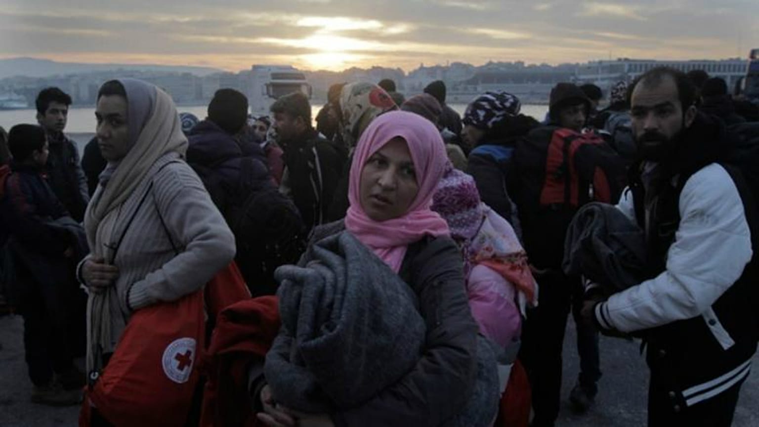 Έφτασαν Πειραιά και πάνε Βόλβη οι πρώτοι 400 από τη Μόρια