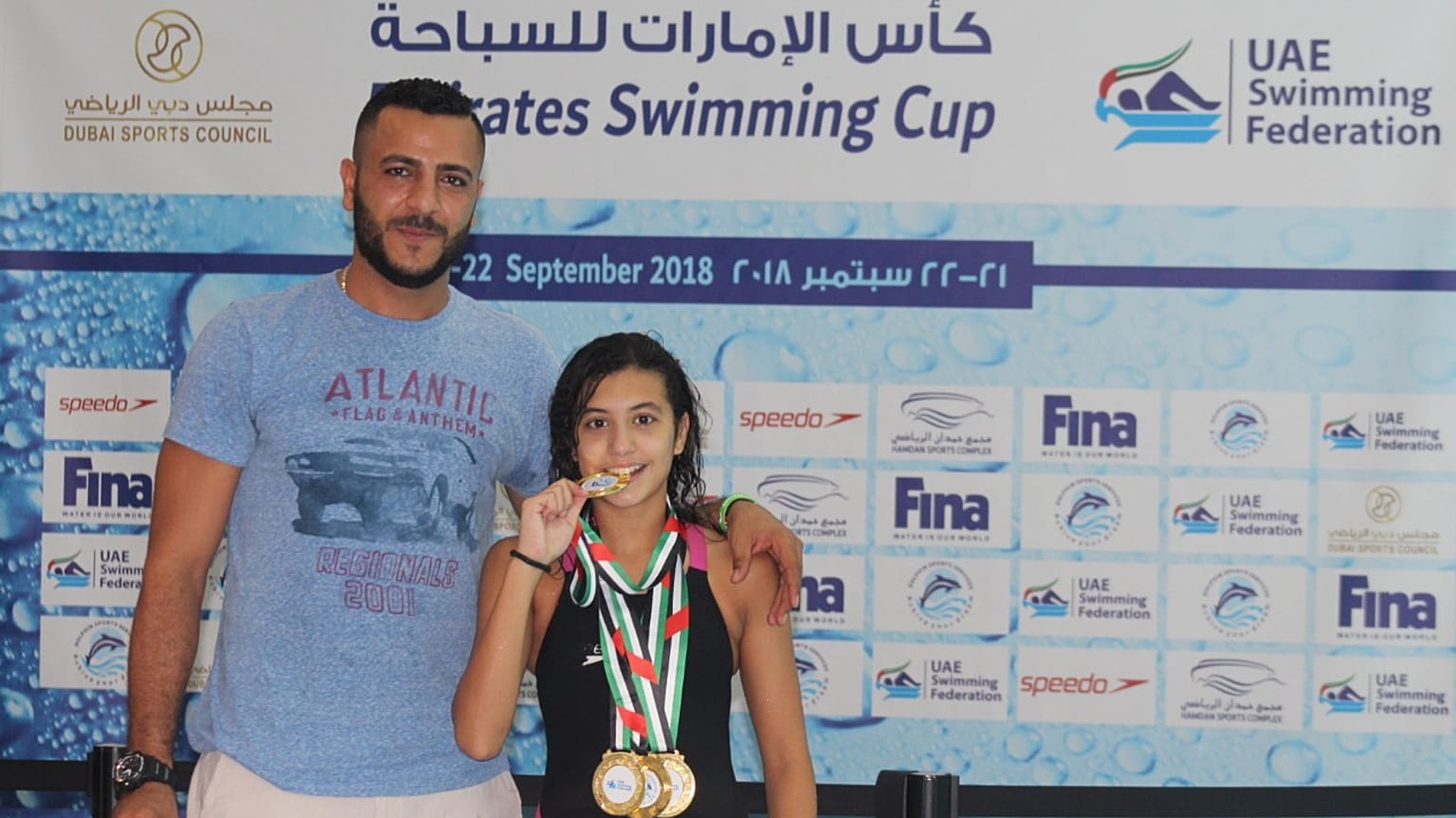 السباحة الناشئة مريم فريد بصحبة المرشدي الحائز على جائزة أفضل مدرب عام 2017