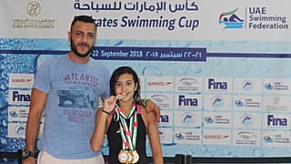 السباحة الناشئة مريم فريد بصحبة المرشدي الحائز على جائزة أفضل مدرب عام 2017