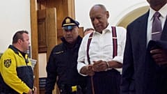 Bill Cosby deixa o tribunal já algemado rumo à cadeia