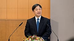 El trono para la coronación de Naruhito llega a Tokio