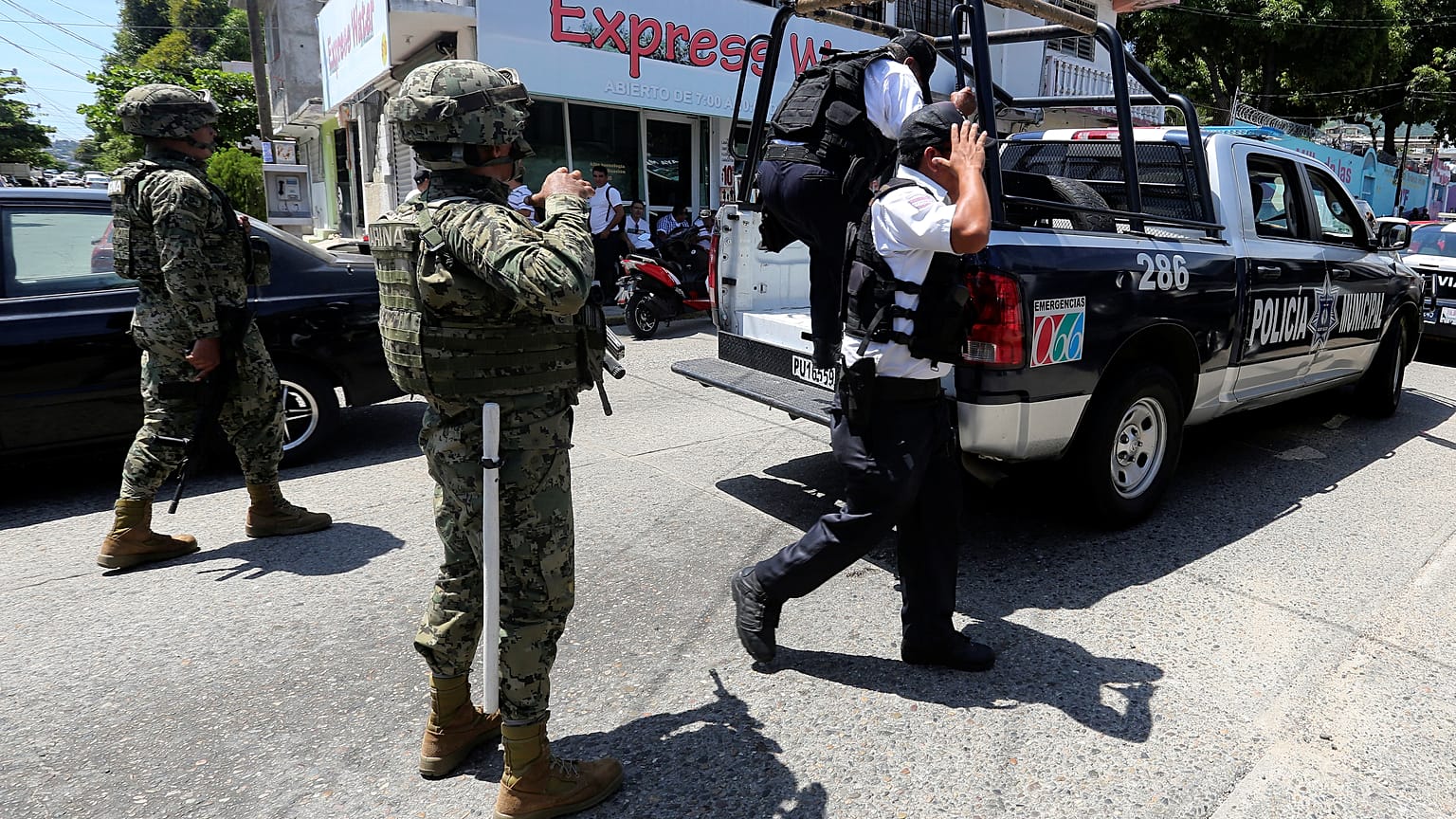 Exército mexicano invade Acapulco para substituir polícia local