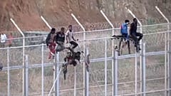 Inmigrantes africanos en la valla fronteriza en Ceuta. 