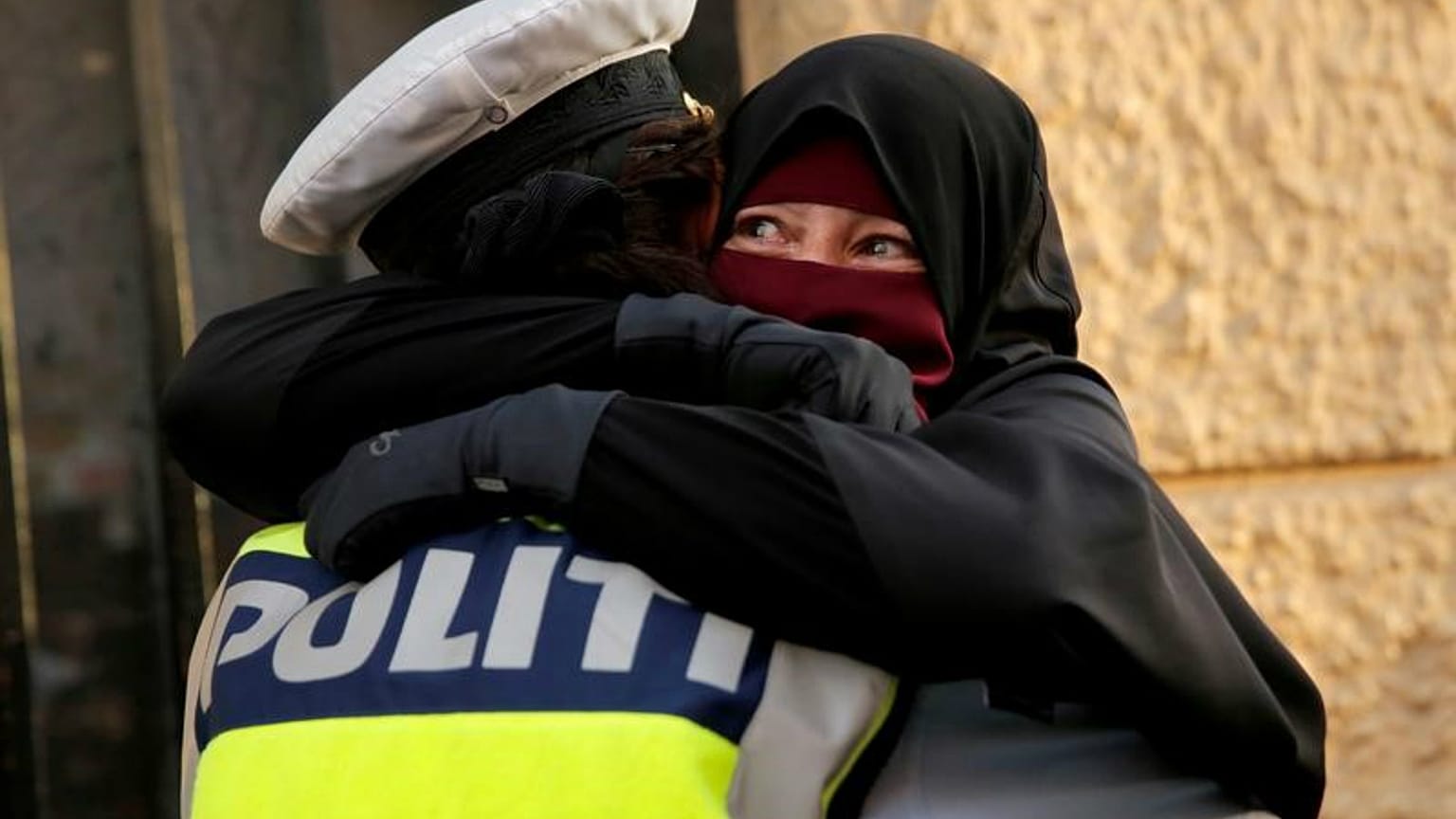 هل تذكرون الشرطية الدنماركية التي احتضنت مُنقبة؟.. يجري التحقيق معها