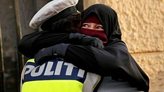 هل تذكرون الشرطية الدنماركية التي احتضنت مُنقبة؟.. يجري التحقيق معها
